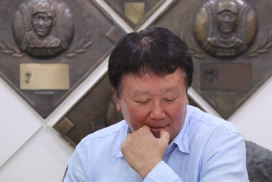 선동열 감독의 고민  선동열 야구 대표팀 감독이 28일 오후 서울 강남구 한국야구위원회(KBO) 회의실에서 코치진과 함께 '아시아 프로야구 챔피언십 2017(APBC 2017)' 예비 엔트리 선정을 위한 회의를 하고 있다. 대회는 올해 11월 일본 도쿄돔에서 열린다.